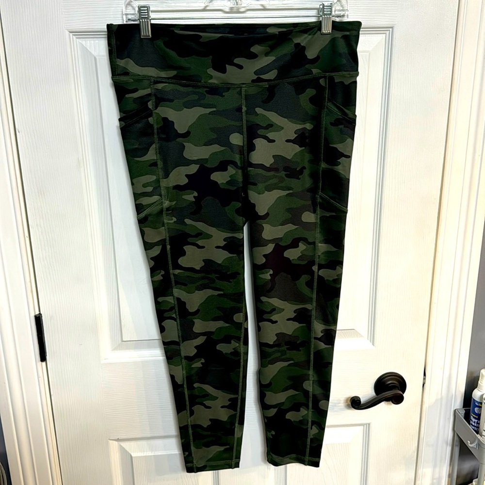 Gap women’s L camo compression never worn.